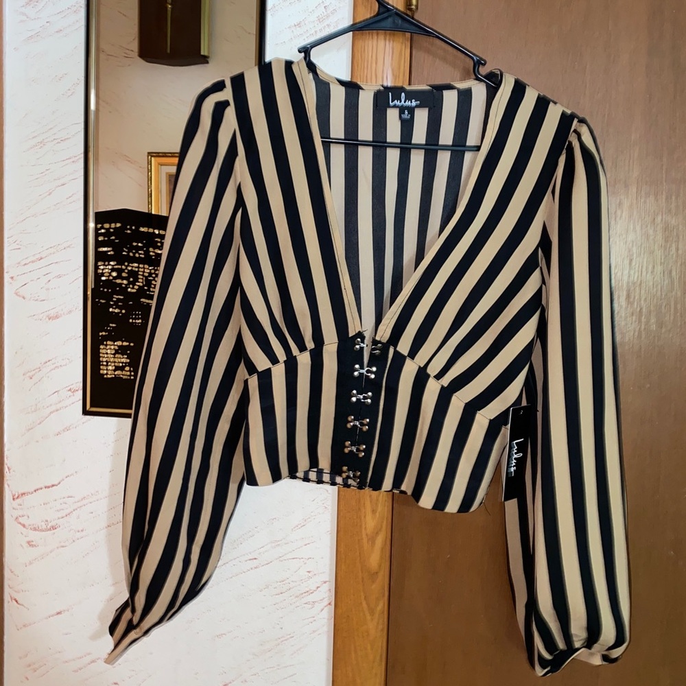 Lulu’s neck v neck long sleeve